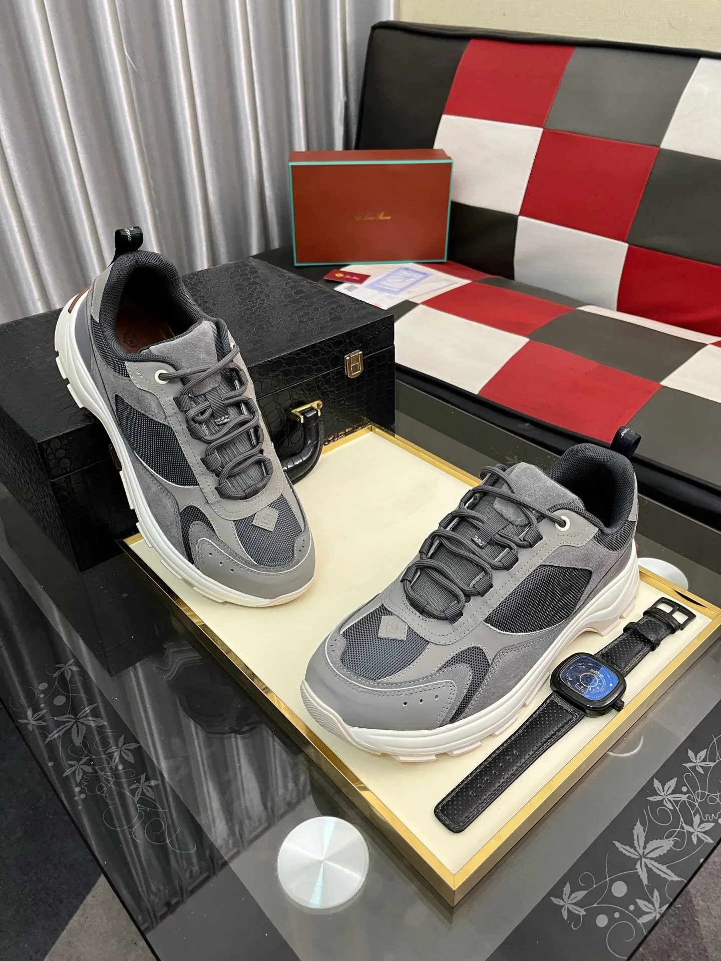 Men's shoes 💰520 ⌚️⌚️ Loro Piana's classic popular lp top version of Pili casual shoes. It turns out that these are the casual shoes that are said to be able to walk 20,000 steps without tiring your feet. This pair has both good looks and feel. You will be completely lost as soon as you step on it ~ The minimalist design is eye-catching and durable, and it is a bonus for dressing. The soft feeling on the feet has outstanding texture, and it is very nice without abrasion on the feet. The soft and waxy soles make it easy to wear for daily use for a long time. Who can resist a pair of versatile and good-looking loafers? Don't be too elegant at all, the feel and texture of the feet are good, the key is to make the legs look longer and not tire the feet, the main thing is that it is just right!        Material: Original cowhide Lining: Original sheepskin Outsole: Original sole Size: 38-44